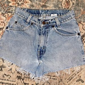 Vintage Levi’s 550 high waisted cutoffs
